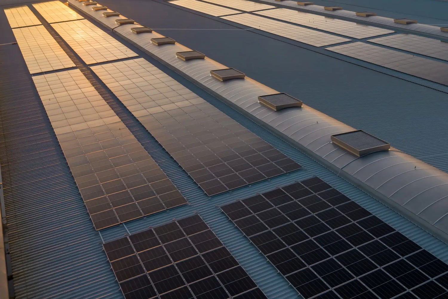 Fabrika çatısına yerleştirilmiş güneş panelleri