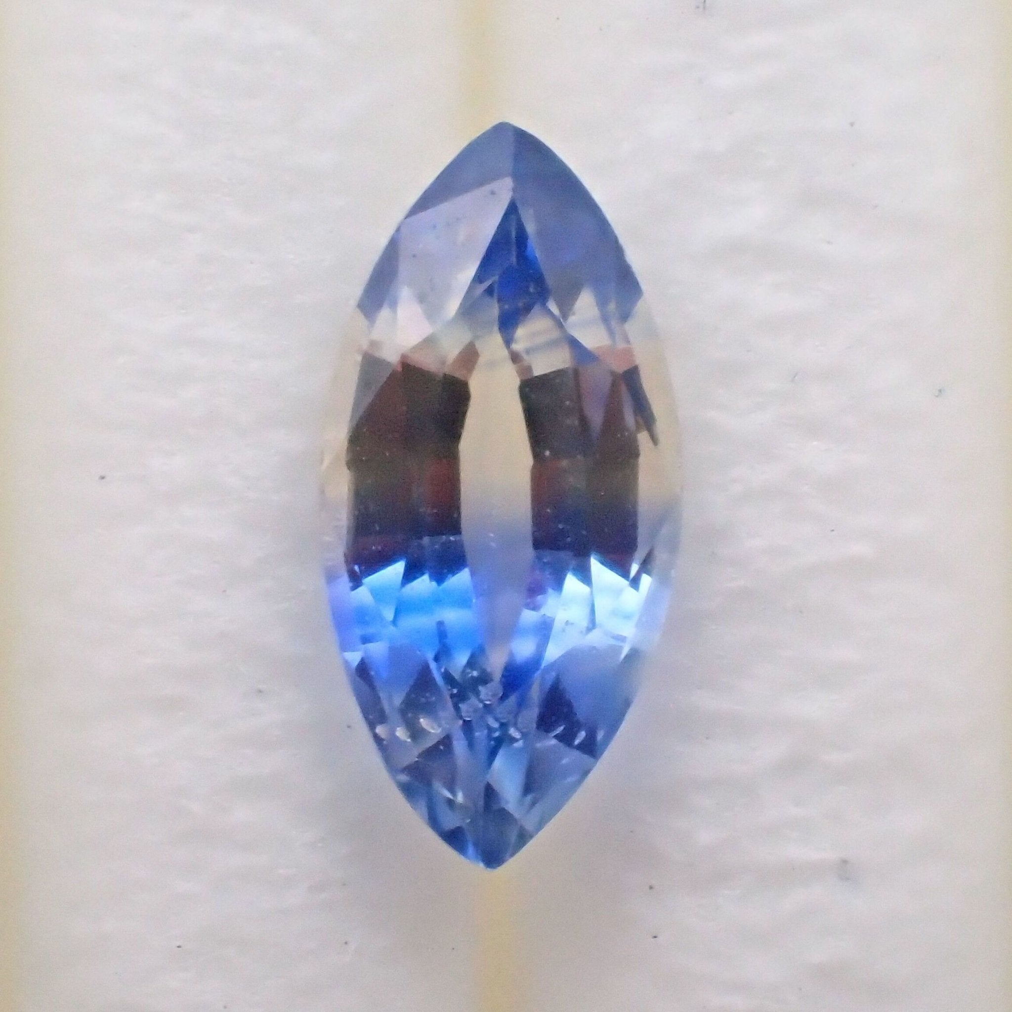 エクルベージュ ブルーダイヤトリート 7石0.298ct Fancy Vivid Blue