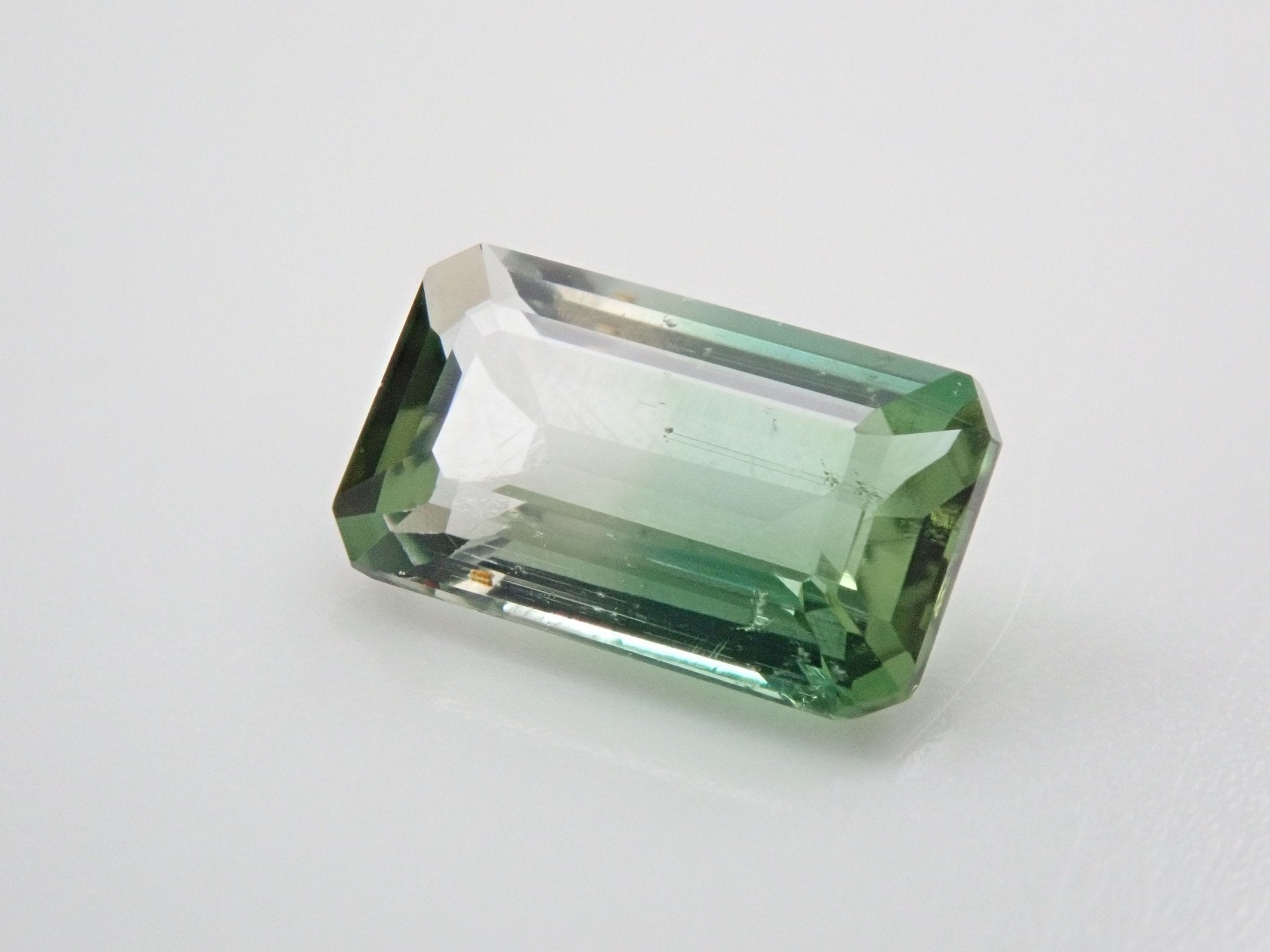 ルース 色石【クロムスフェーン ラウンドカット】0.57ct-