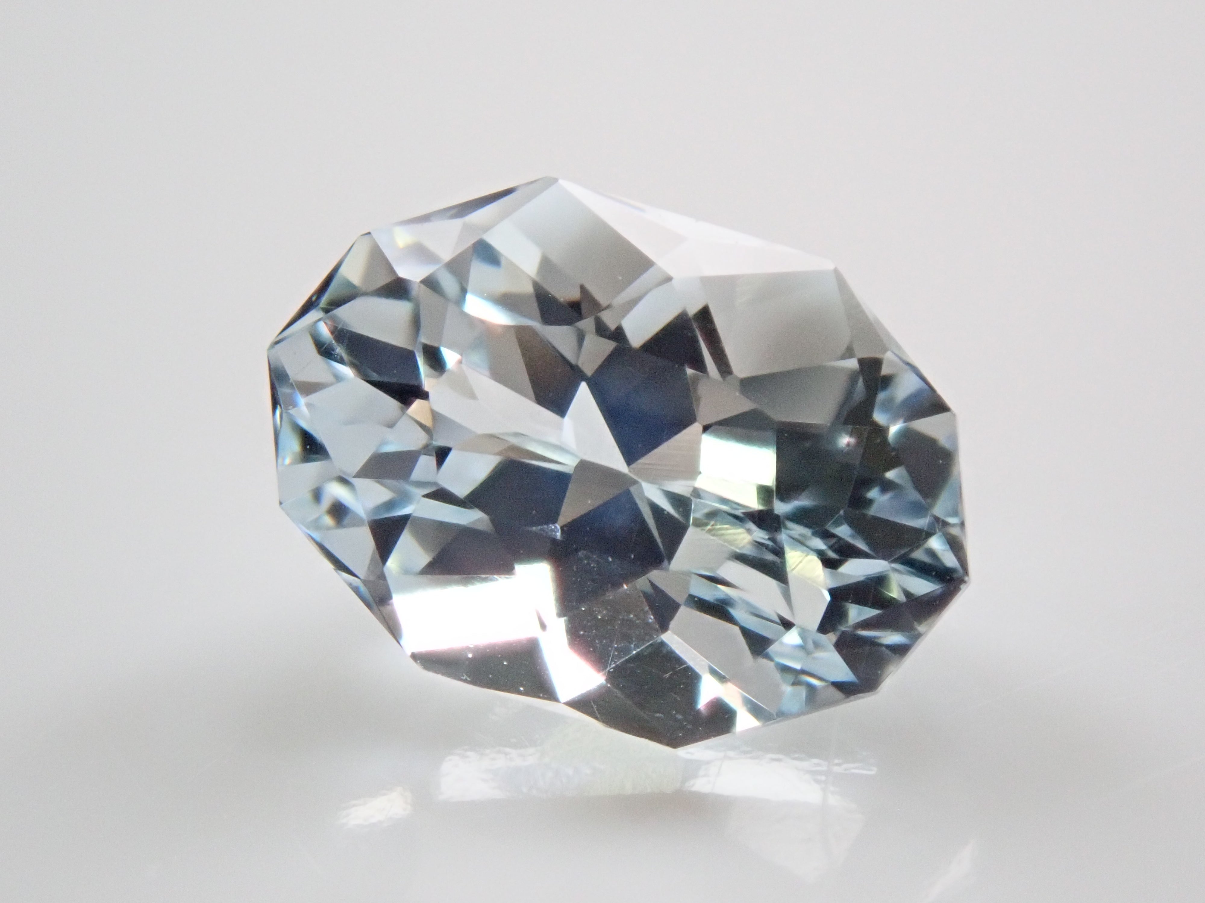 エクルベージュ ブルーダイヤトリート 7石0.298ct Fancy Vivid Blue