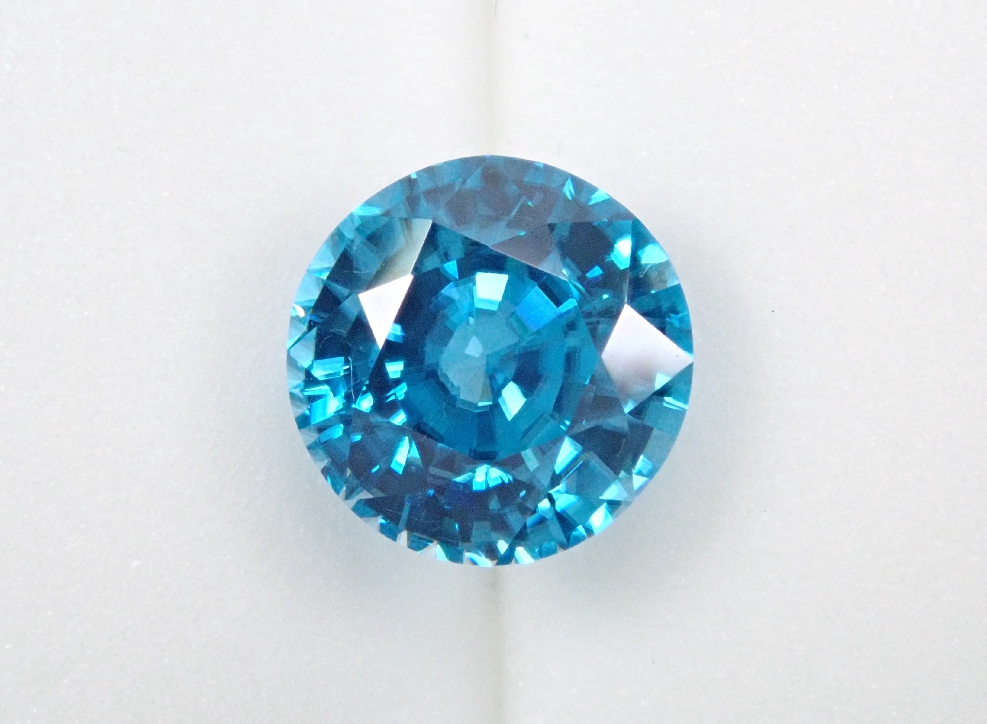 ジルコン グリーンのルース 1.107ct | gulatilaw.com