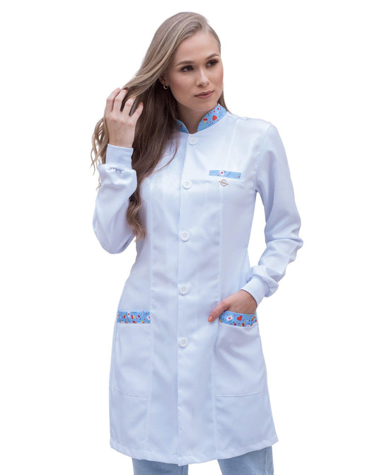 Jaleco Detalhes Medic Care - jalecos-mania Bordado, Botões Visíveis, Branco, Estampa Medic Care, Feminino, Gabardine Premium, Gola Padre, Jalecos, Jalecos Mania, Manga Longa, Punho de Malha