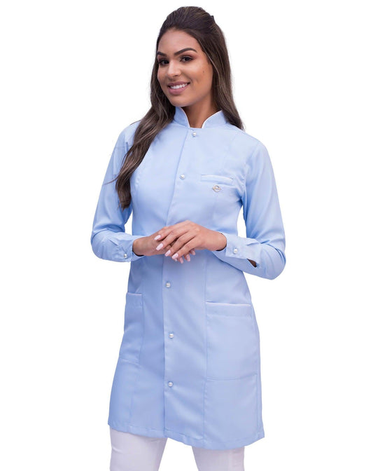 Jaleco Slim Charm Color Azul Claro Com Viés Branco - jalecos-mania Azul Claro, Bordado, Botões de Perólas, Feminino, Gabardine Premium, Gola Padre, Jalecos, Jalecos Mania, Manga Longa