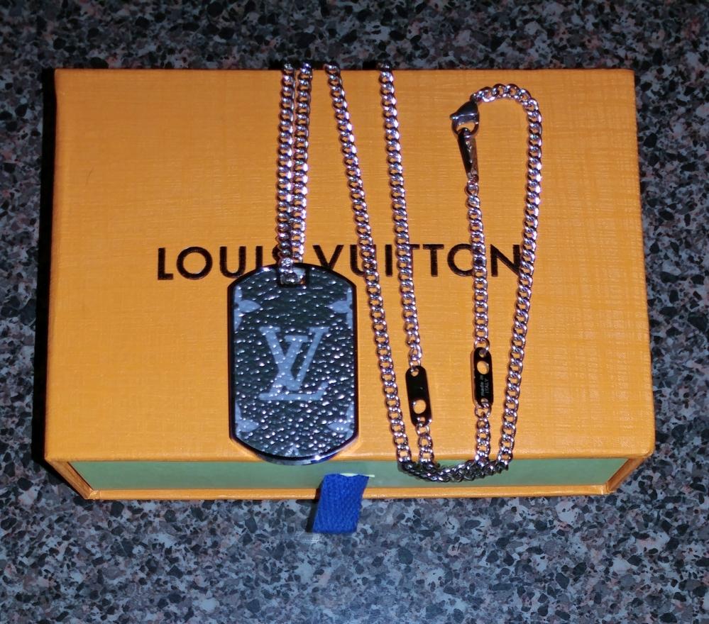 Louis Vuitton Monogram eclipse plate necklace (M63640)