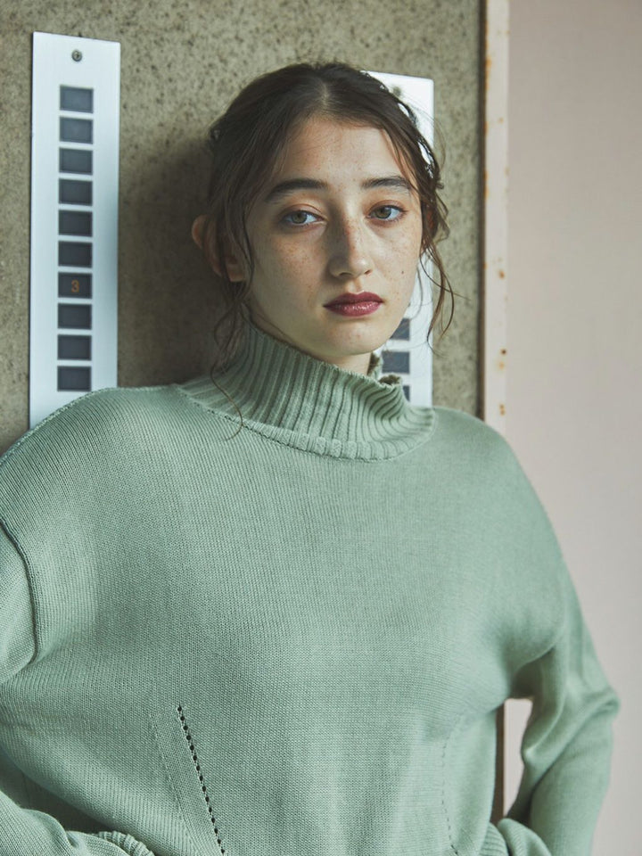 THE BACK SLIT TURTLE KNIT TOPS