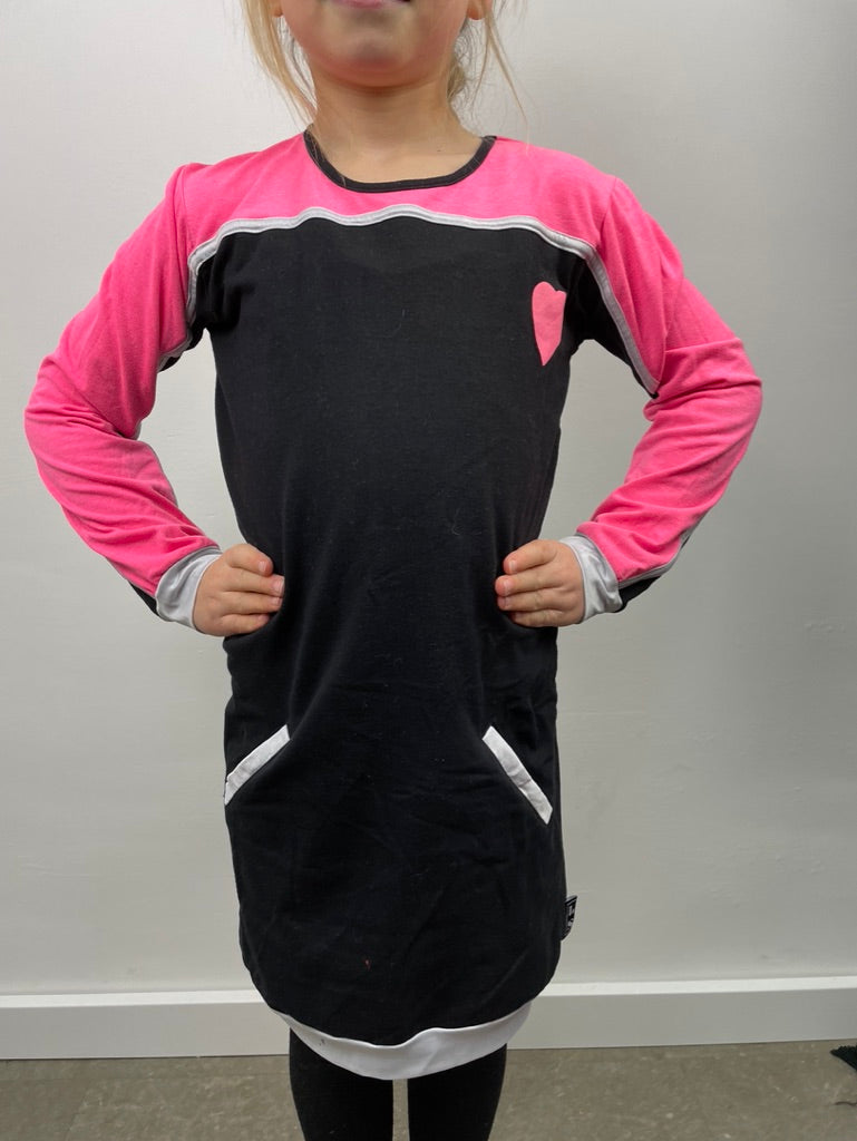 auditorium Schuldig Beschikbaar Love Station jurk roze/zwart 122/128 – Meisje met de parels