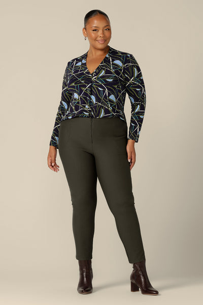 A good workwear top, this is the Dakota Top in Willow by Australian and New Zealand women's clothing label, L&F. This top has a V-neck and long sleeves - a great winter top! With a navy-base print, this top is easy to match with capsule wardrobe clothing like these slim leg pants in Olive green.. Shop in inclusive sizes, 8-24.