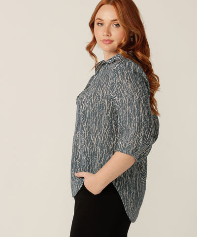 Chic Tailored Top with Collar in Breathable Fabric.