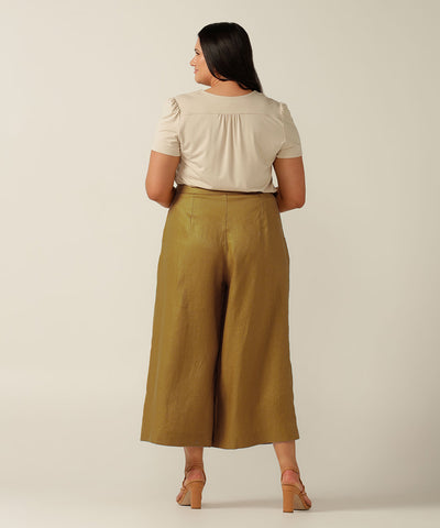 100% linen sailor front, wide legged pant with tailoring details.