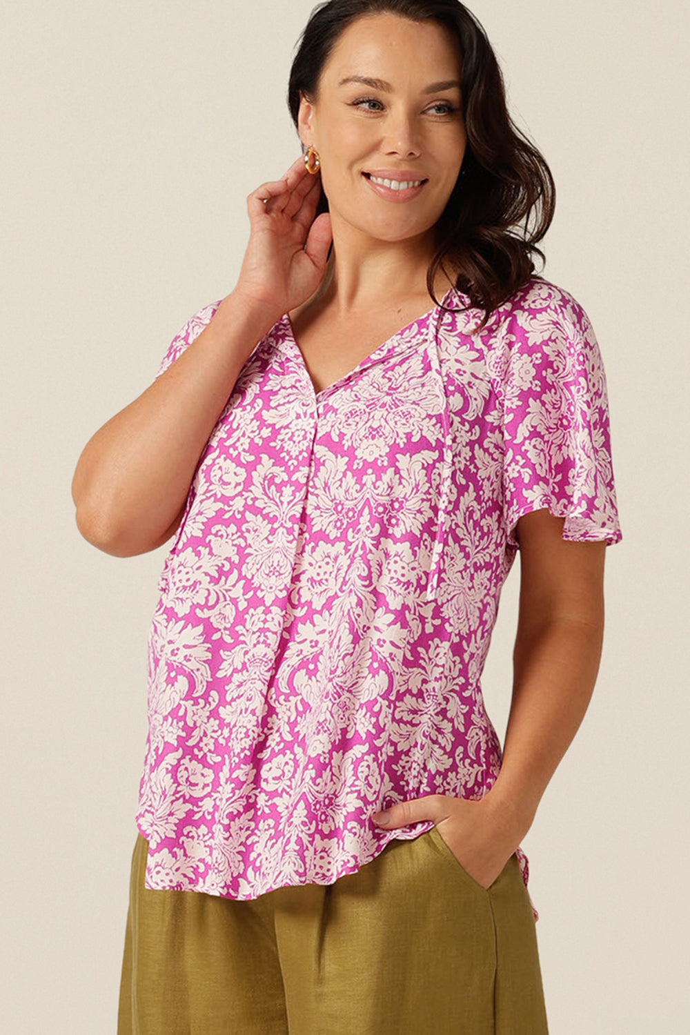relaxed summer top with V-neckline and flutter sleeves. Made in eco-conscious, lightweight fabric.