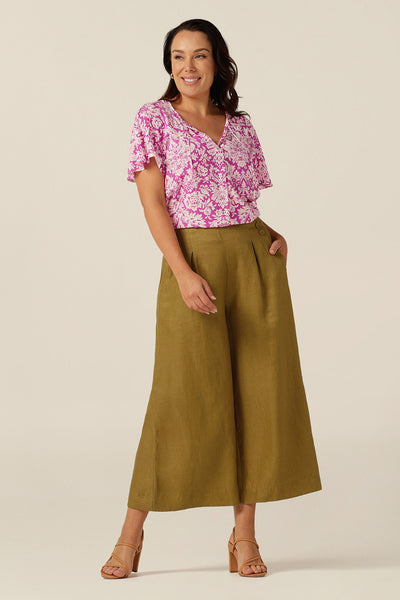 relaxed summer top with V-neckline and flutter sleeves. Made in eco-conscious, lightweight fabric.
