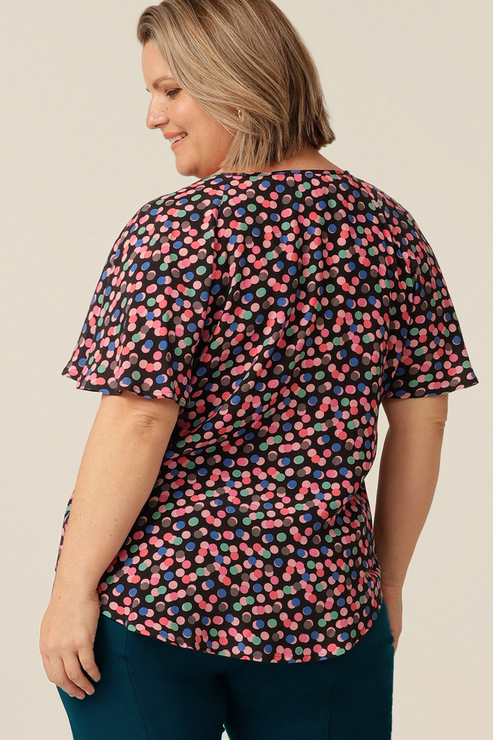 relaxed summer top with V-neckline and flutter sleeves. Made in eco-conscious, lightweight fabric.