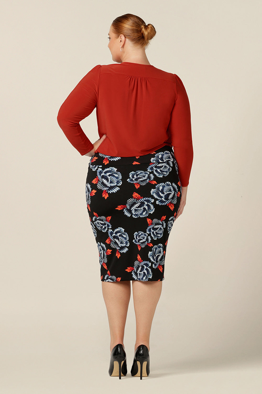 A great skirt for work and corporate wear, the Andi Skirt in Ikebana is a tube skirt in stretch jersey fabric. Australian-made by Australia and New Zealand women's clothing brand, L&F, this black skirt has a blue and orange floral pattern. This modern print skirt matches well with black and navy tops and jackets. Shop this skirt in an inclusive size range of 8-24. 