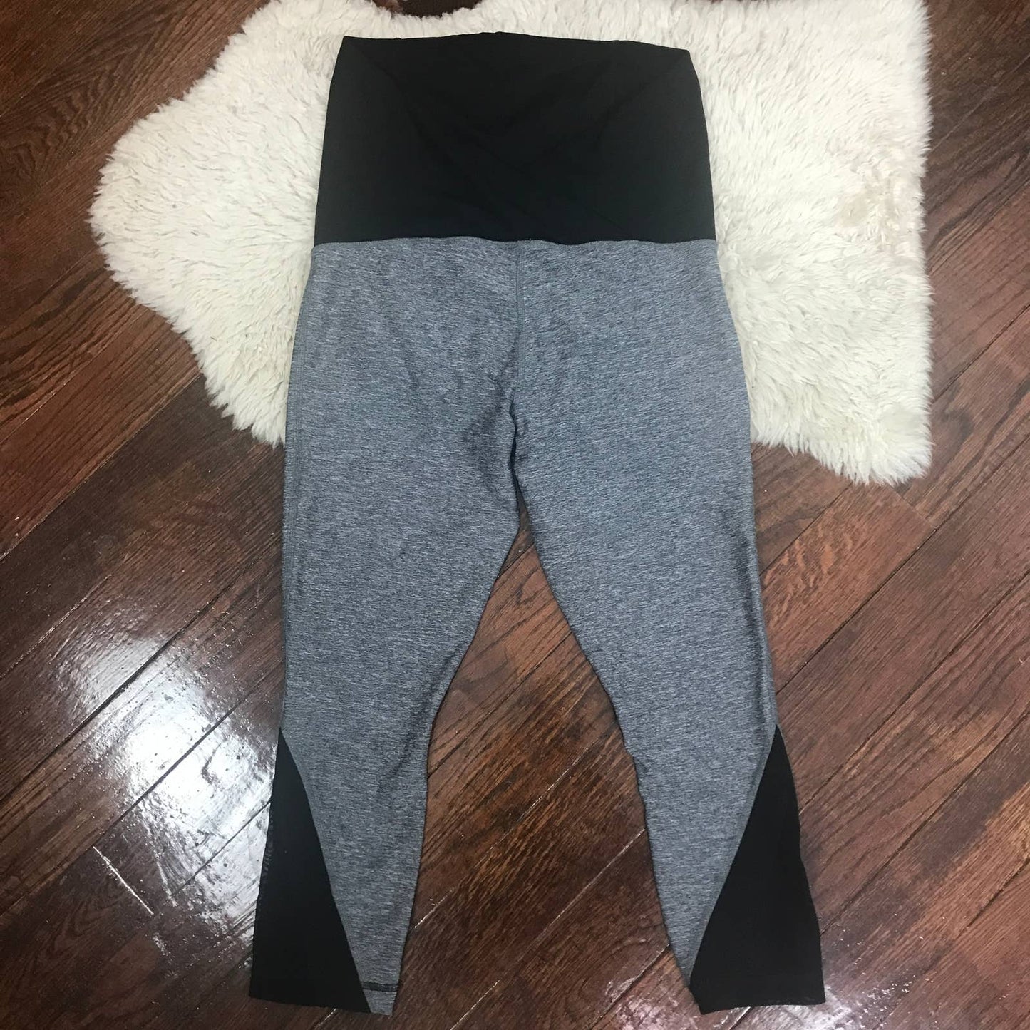 Ingrid & Isabel Maternity Crop Leggings Sz M Active Capris Crossover Panel Gray