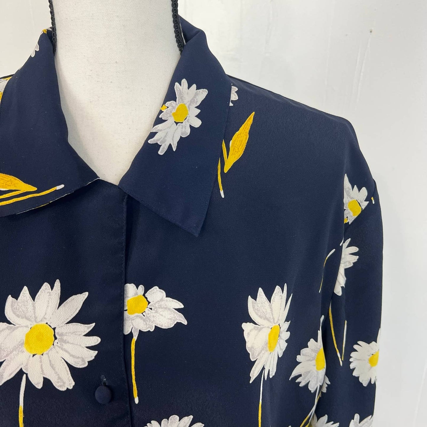 TanJay Daisy Print Button Down Shirt Size 14 Collared Navy Floral Vintage Blouse