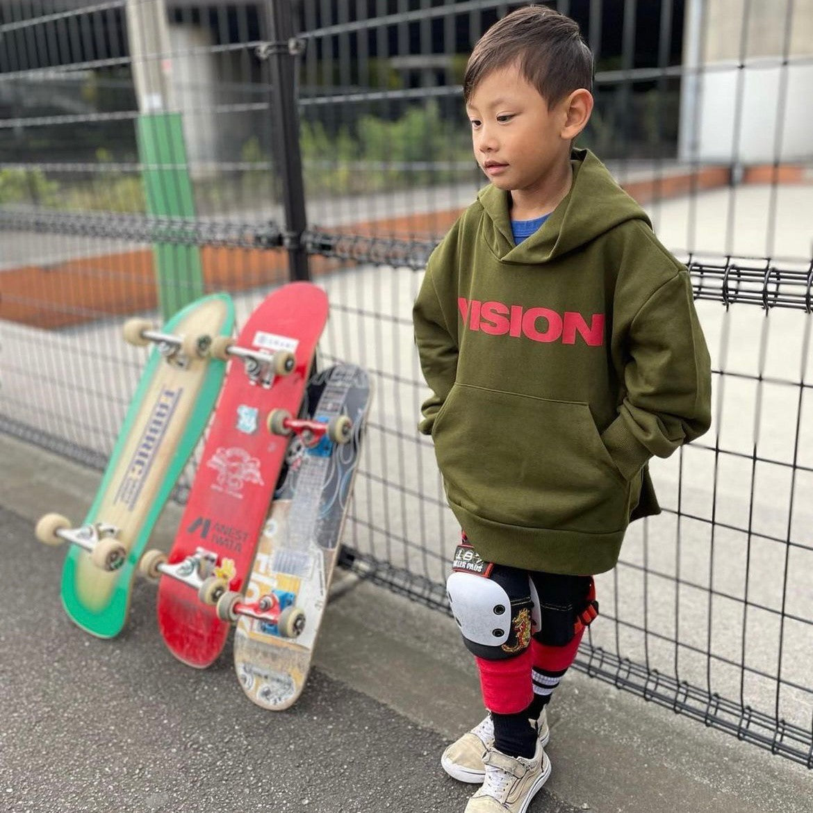 【KIDS】VISIONロゴ裏毛パーカー