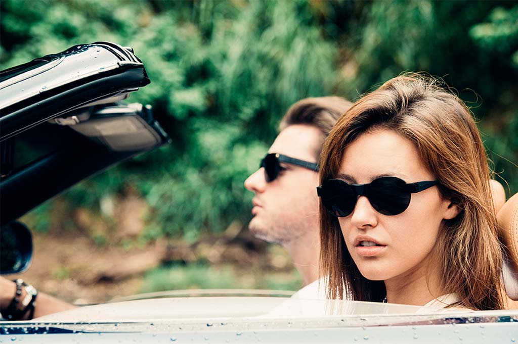 Male model wearing Baendit in a luxury car