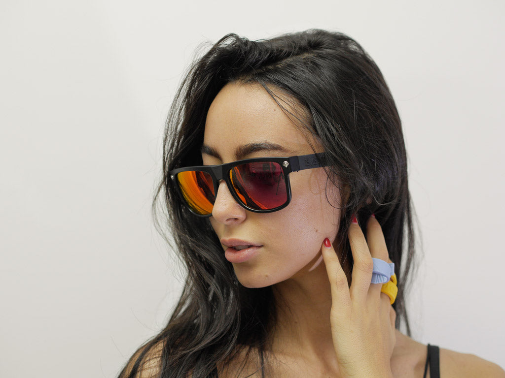 female model wearing Baendit Sunglasses 