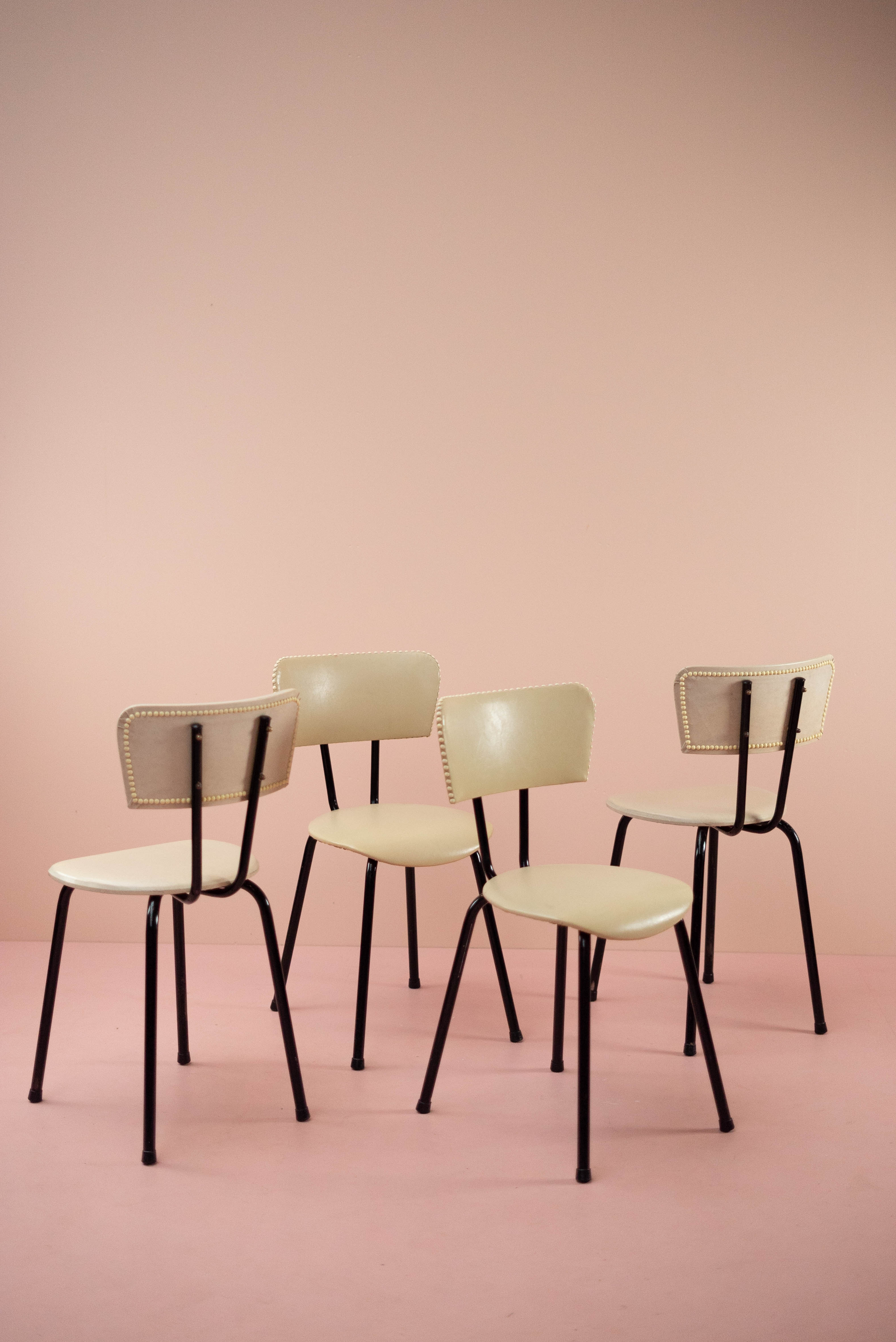 Schouderophalend Delegatie in tegenstelling tot Set van 4 vintage stoelen met witte skai – Hoarderlife