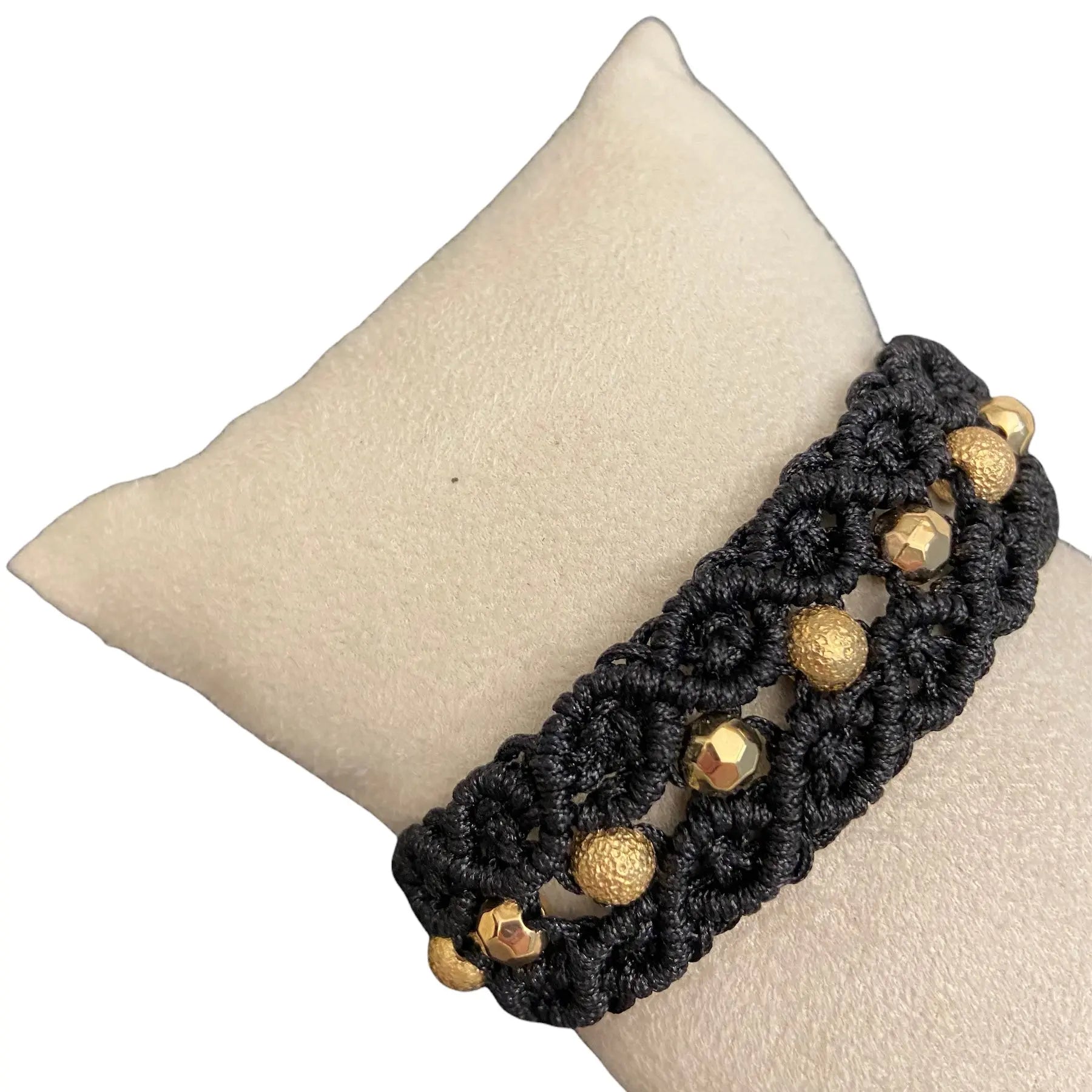 Absoluut Politiebureau Konijn Macrame Armband | zwart | goudkleurige details - Beads and More – More than  Gifts
