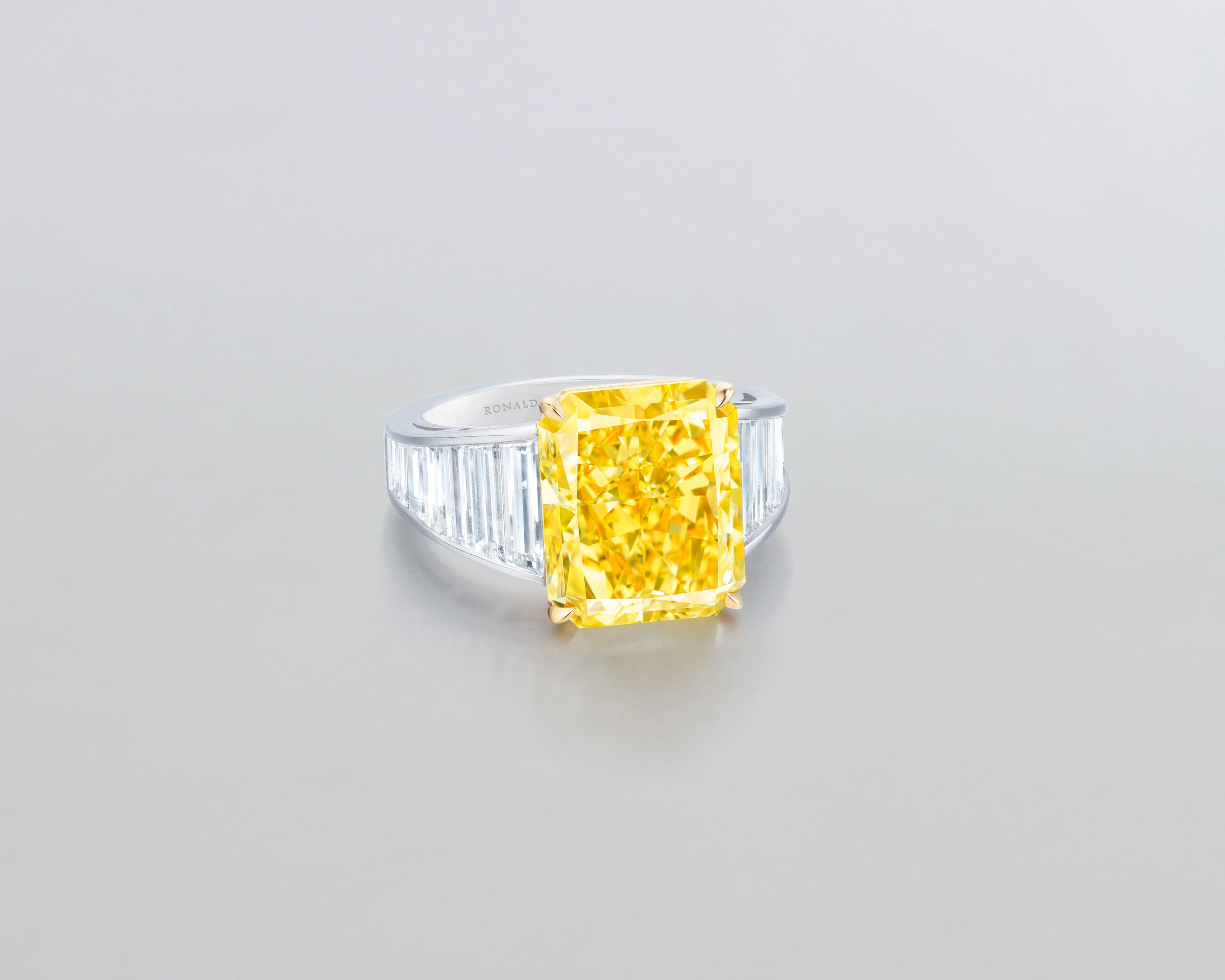 FANCY INTENSE YELLOW 0.132ct RD 0.138ct