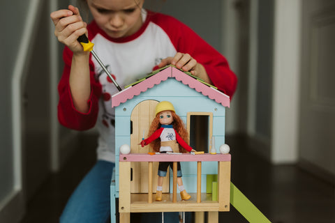 DOLLHOUSE definition and meaning