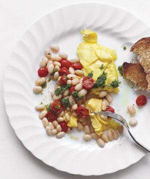 scrambled eggs with beans, tomato and pesto