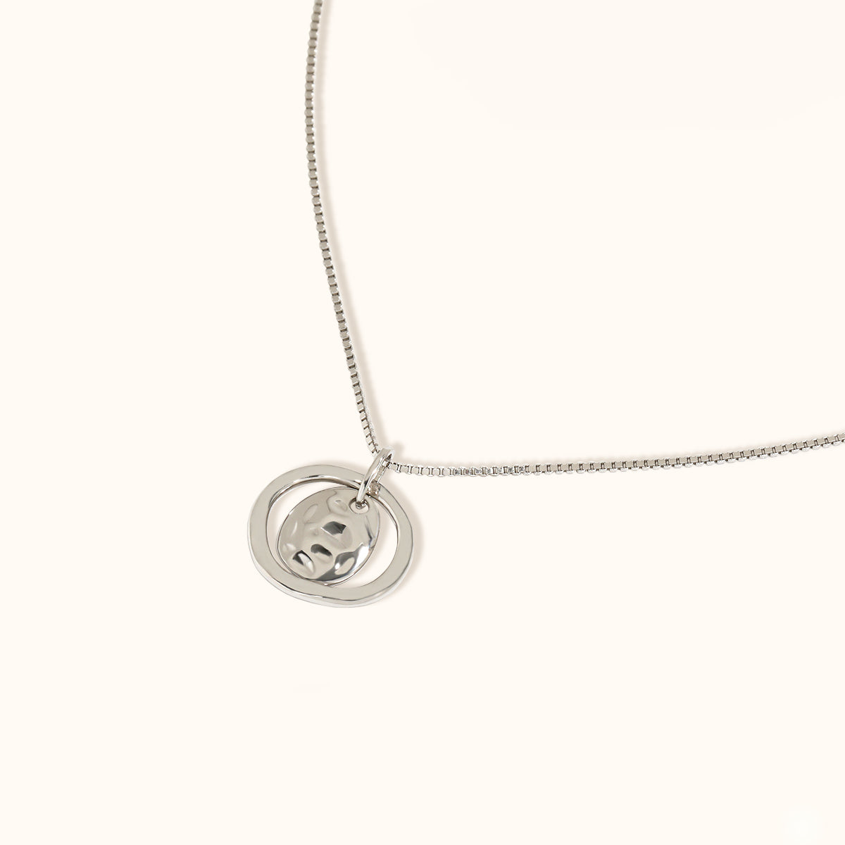 gucci round pendant necklace