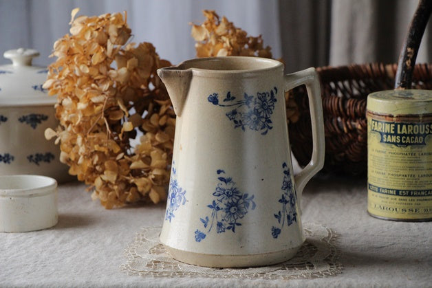 レアなサンチューズ窯ブルーの花模様が可愛いジャグ フランスアンティーク食器 – チェルシーオールド