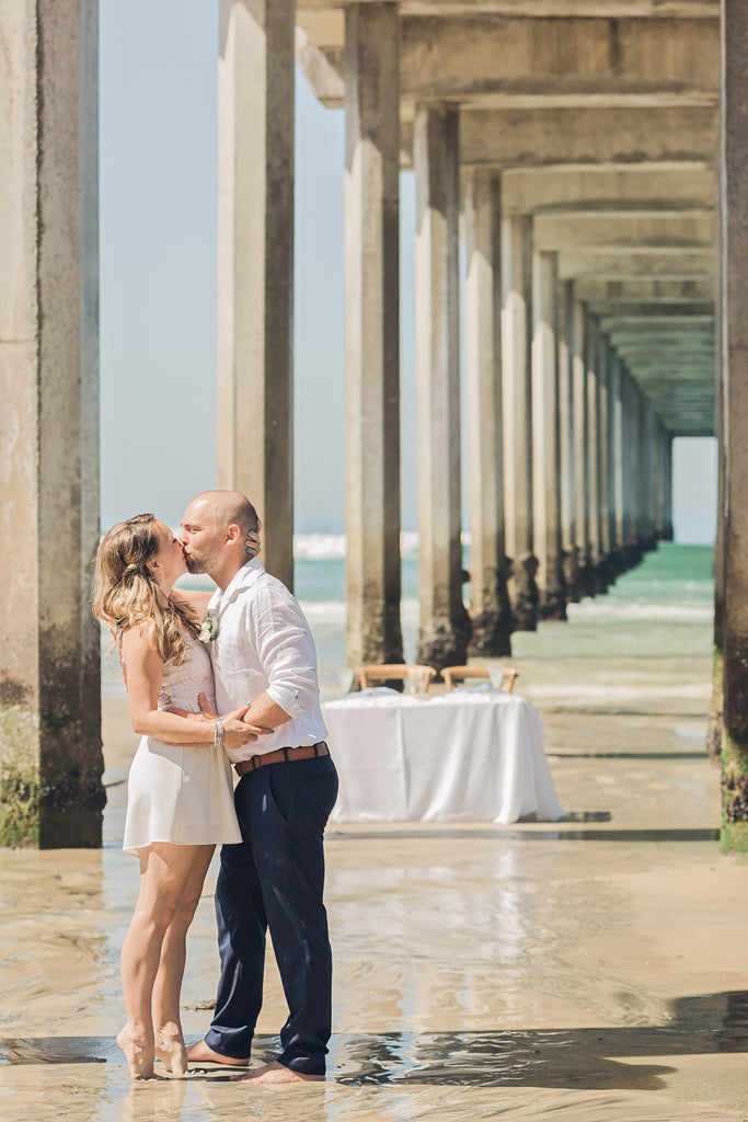 Kissing on the beach 