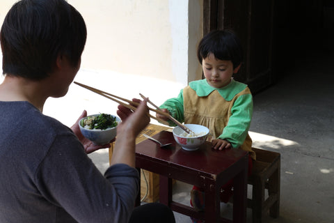 Chinesisches Kind isst
