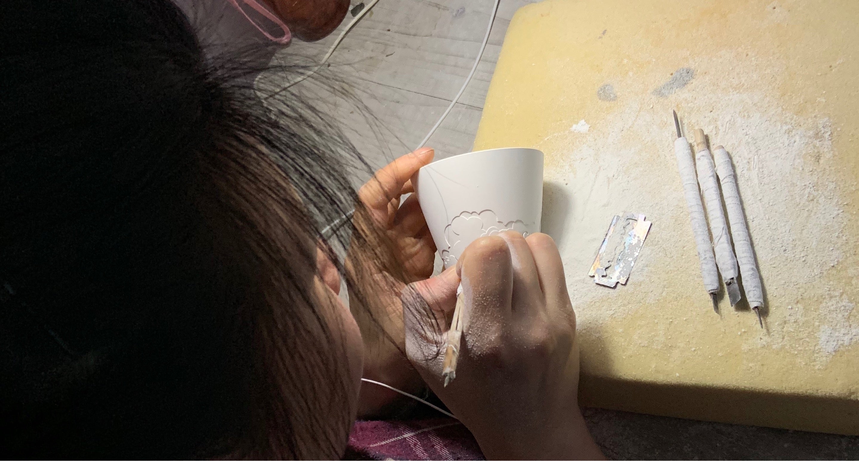 carving a tea cup in jingdezhen