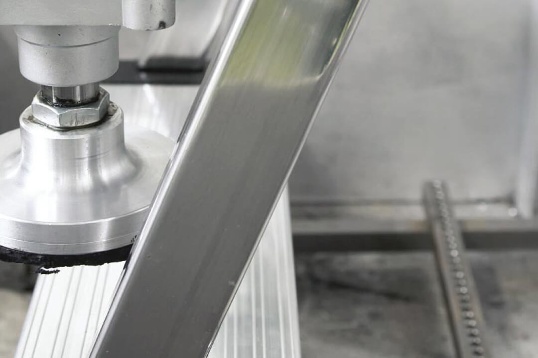 A side view on the aluminum step ladder which is tested with a press that is a step on maximum load capacity
