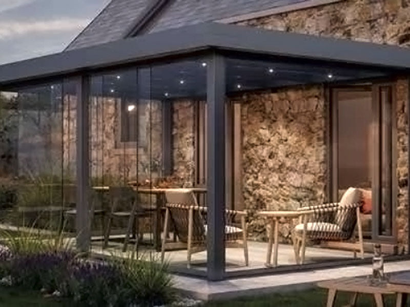 Luxe aluminium veranda met plat dak en glasschuifwand 