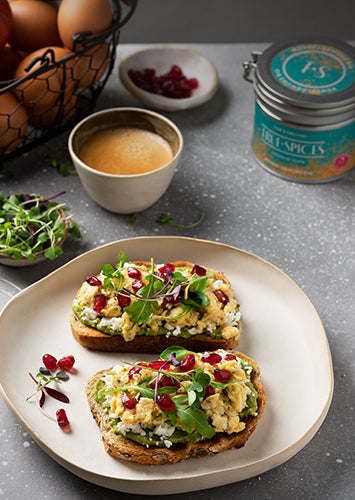 rezeptfoto-rührei-toast-mit-avocado