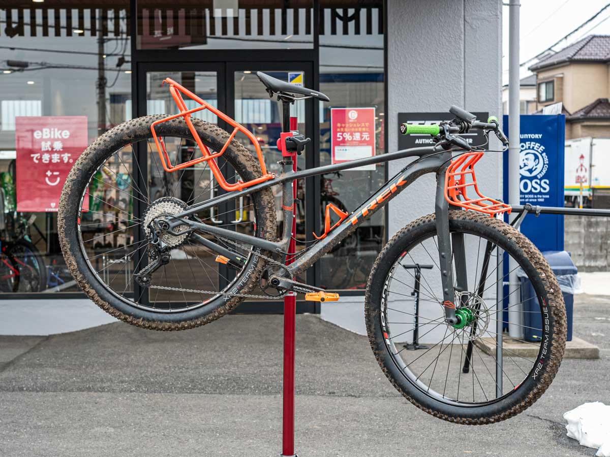 泥で汚れた車体（洗車前）の写真