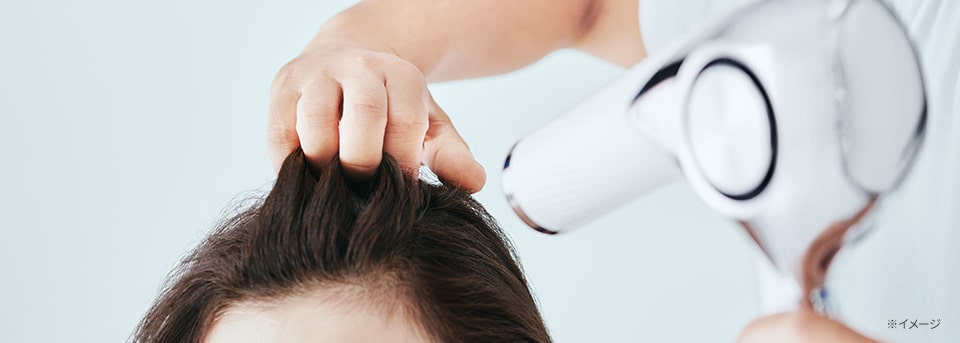 リファビューテック ドライヤープロのイメージ画像：髪を乾かすではなく、「頭皮を乾かす・毛先を乾かす」これがプロフェッショナルのブロー。