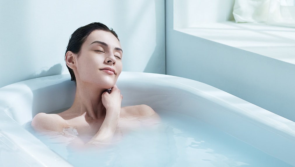 ReFa FINE BUBBLE S（リファファインバブル S）：シャワーヘッドを浴槽に入れると、なめらかな肌ざわりのシルキーバスに。ウルトラファインバブルとマイクロバブルが全身の肌をやわらかく包みこみ、心も身体も温まります。