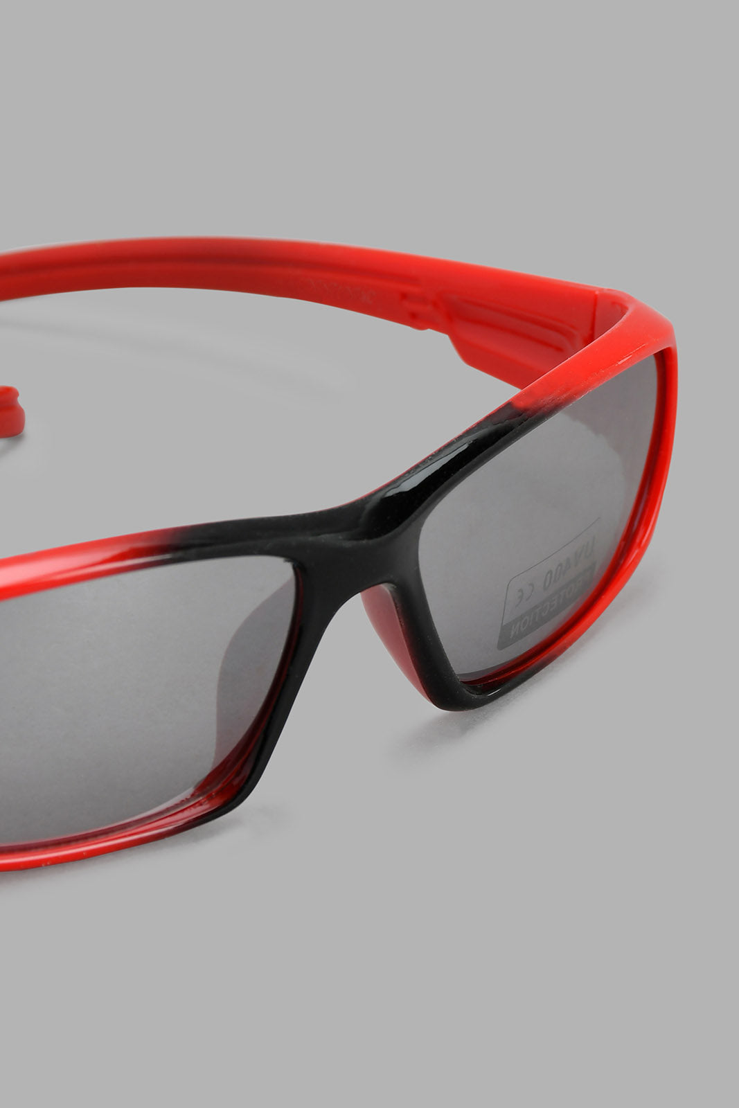 

نظارات شمسية باللون الأحمر والأسود للأولاد (3 قطع)
