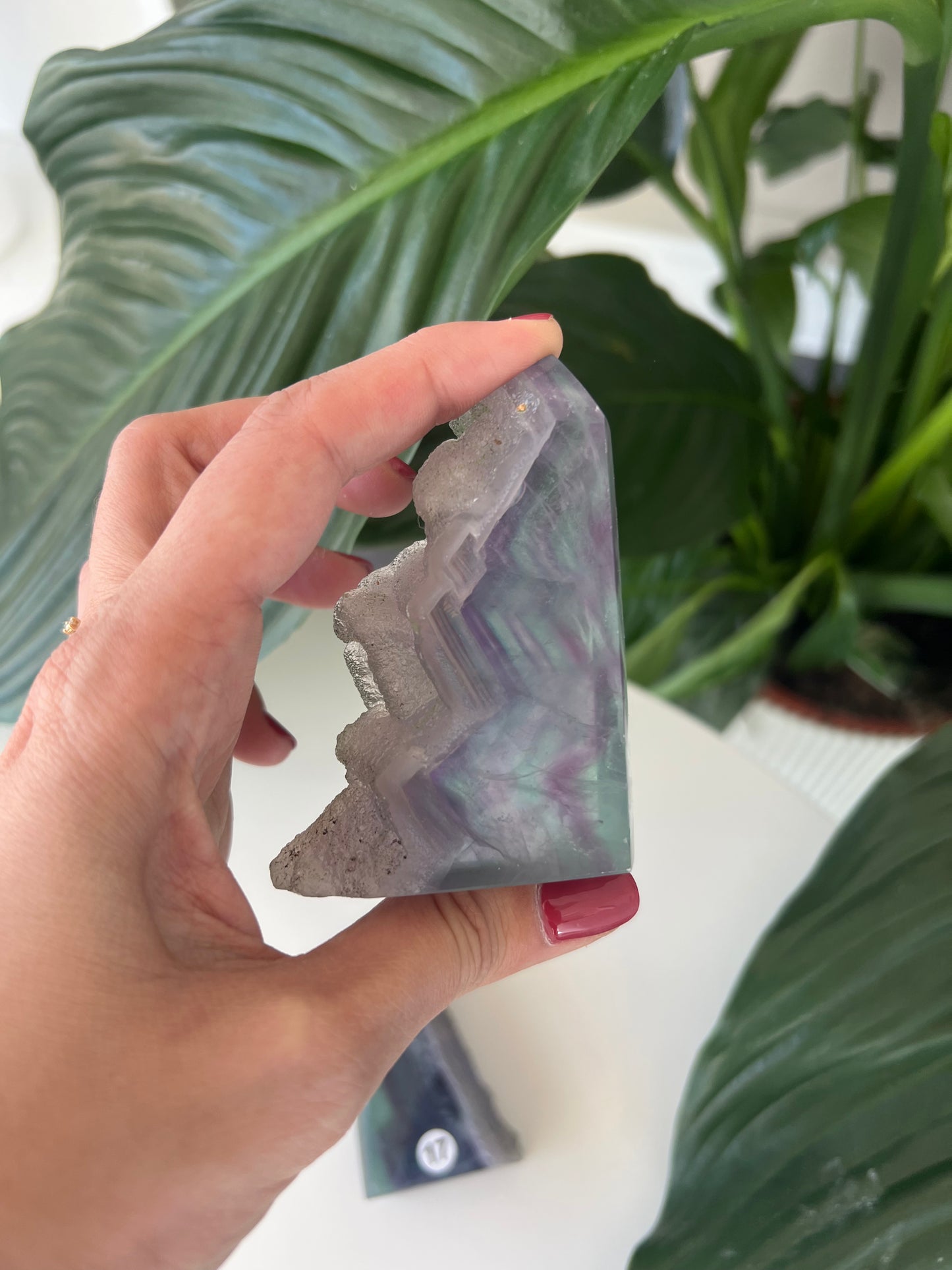 Pointe en fluorite un côté brut