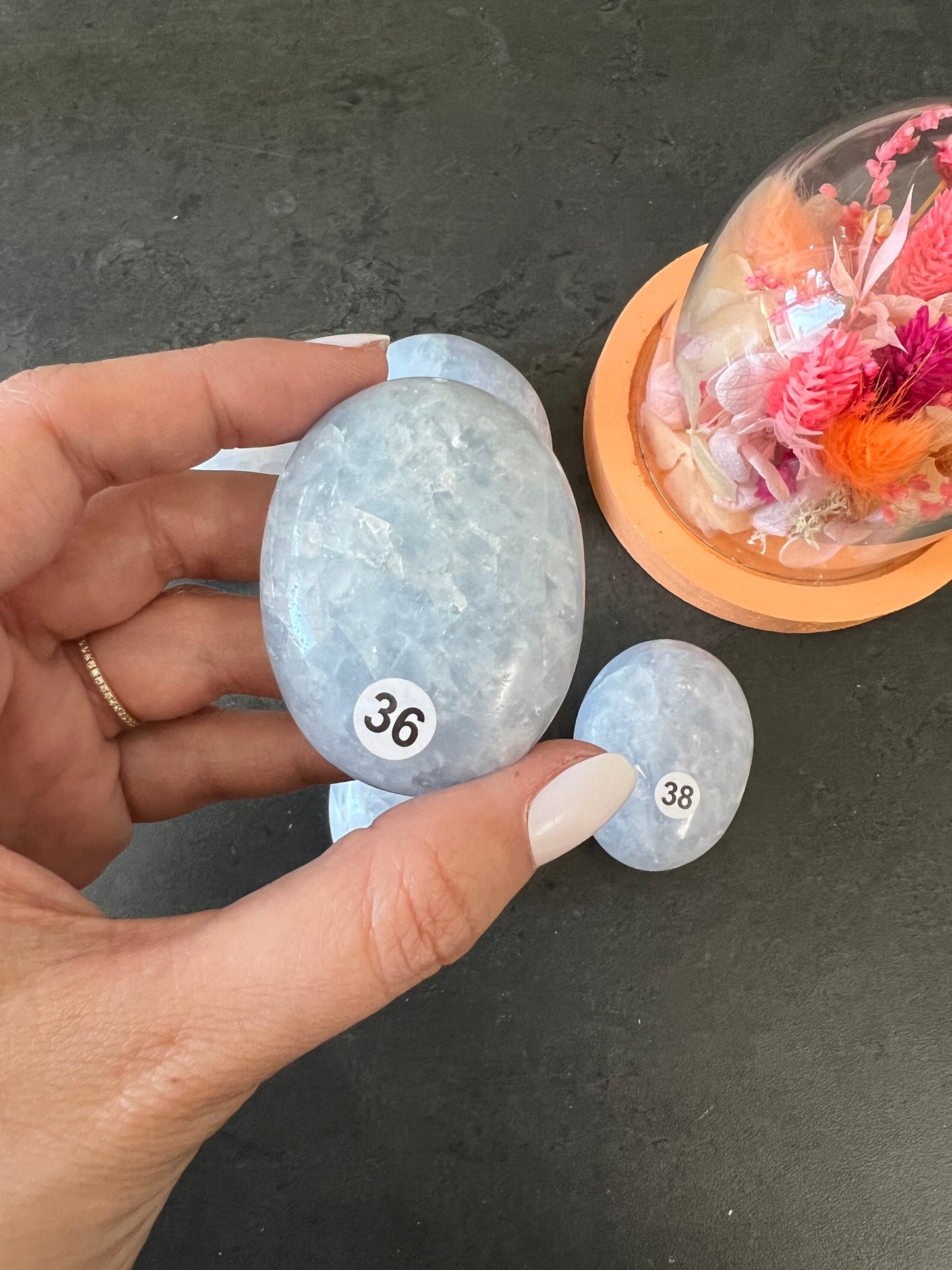 Galet en calcite bleue