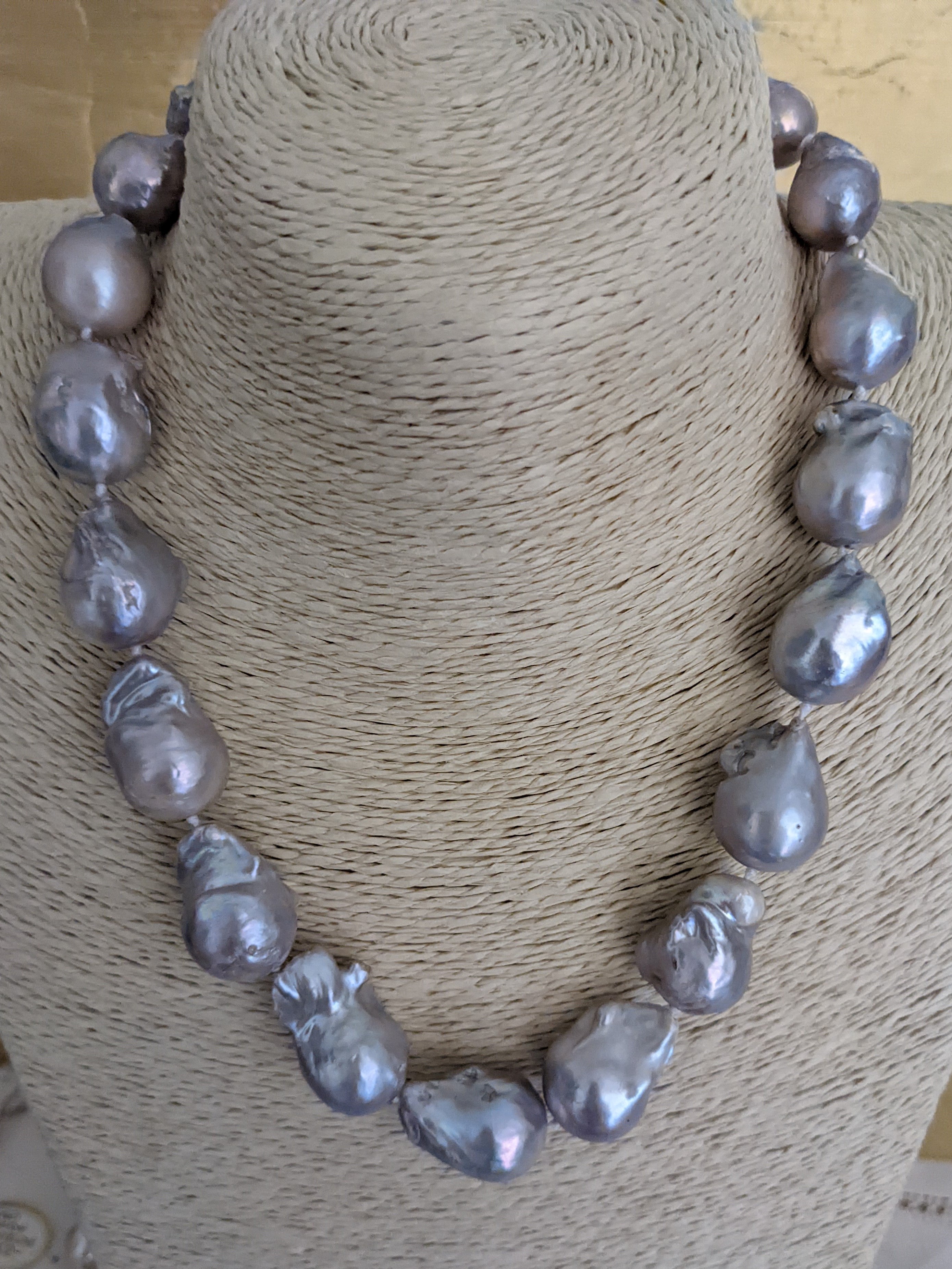 Large baroque pearls necklace