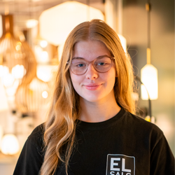 Karoline er værtinde i vores univers af lamper og hvidevarer i Aalborg