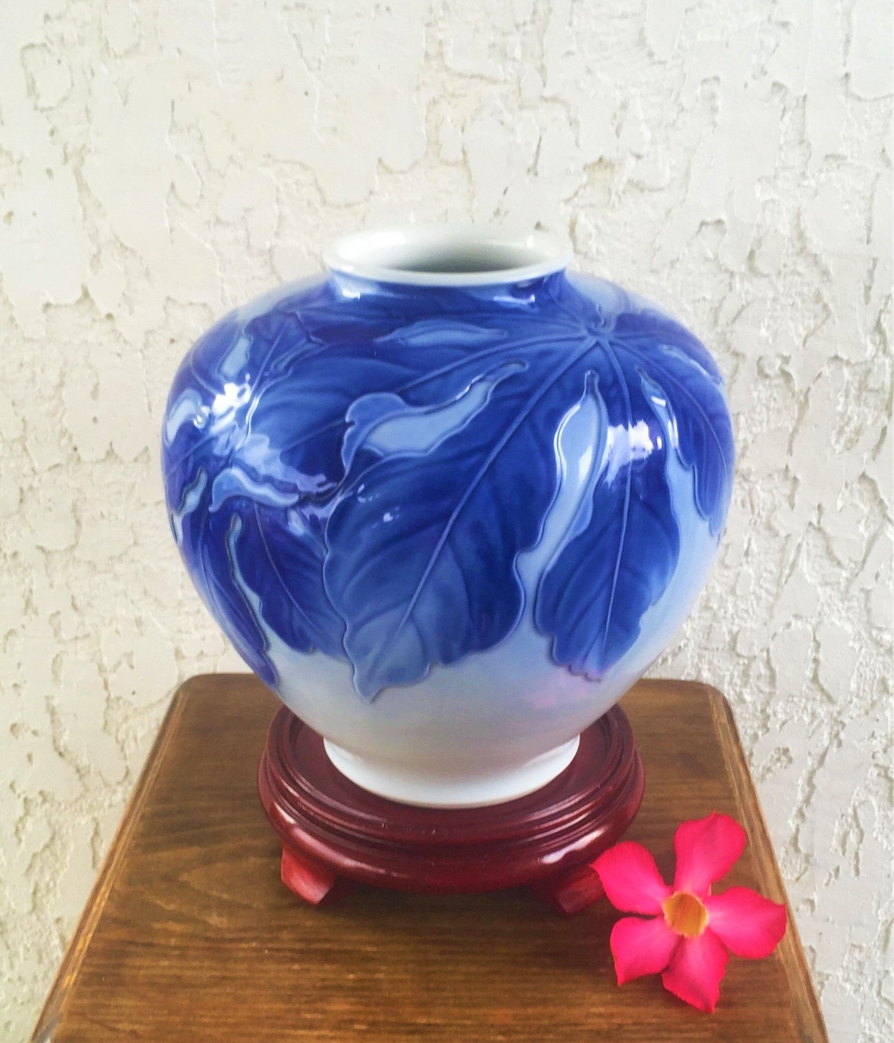 Koransha Aralia Leaf Vase Japon 八つ手 Yatsude Paper Plant In Relief Vaas –  GuamAntiquesNstuff