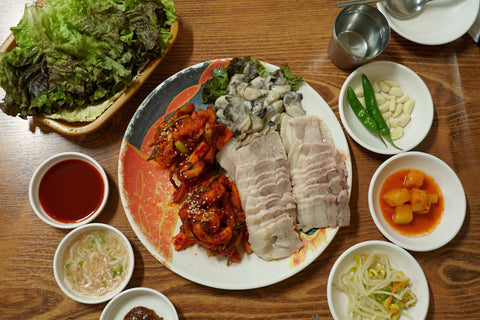 thịt heo luộc ăn kèm kimchi và hàu