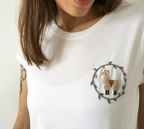 Handbesticktes nachhaltiges T-Shirt mit Alpaka von damaja aus Berlin