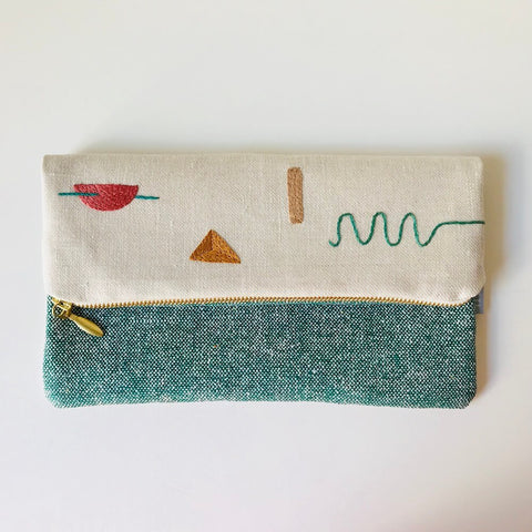 Hand-embroidered cosmetic bag made of silk and linen, cooperation with HETTI. and Damaja Handmade