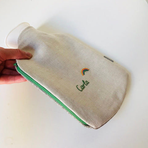Kinderwärmflasche bestickt mit Initialen, handgefertigt aus Wolle und Leinen