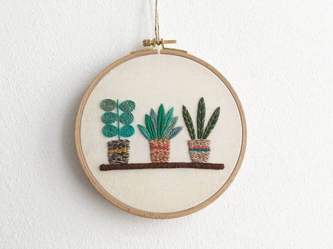 Hand-embroidered home accessory with a plant motif, embroidered by Damaja Handmade