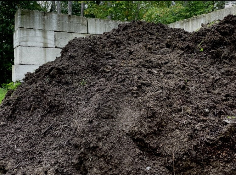 espejo de puerta Educación moral Hablar con Animal Manure Compost. Super fertile combination of manure, soil, hay, wood  chips and other organic materials – Yankee Farmer's Market